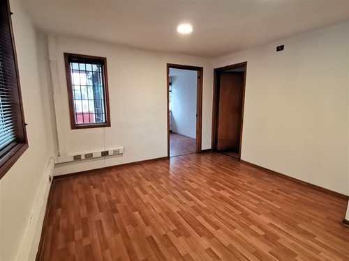 Casa En Arriendo De 7 Dorm. En Providencia