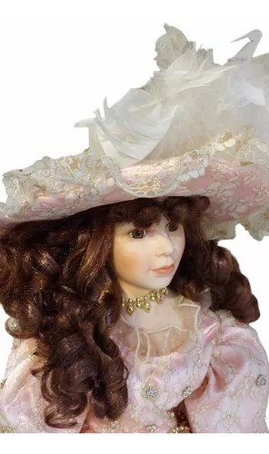 Boneca Antiga De Porcelana Com Roupa De Época Com Suporte