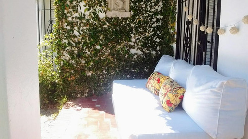 Hermosa Casa En Estilo Colonial En Rogelio Martinez De 3 Dormitorios