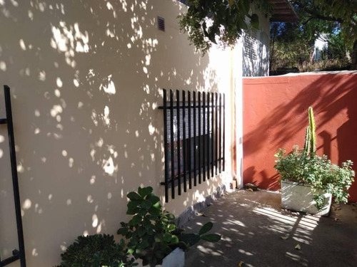 Imagen 17 de 19 de Casa De Dos Dormitorios, Un Baño, Cochera Y Jardin En Barrrio Abadia