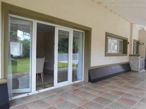 Chalet Moderno, En Dos Plantas, De 4 Dormitorios, Doble Gara