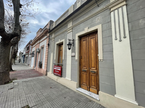Excelente Propiedad Con Gran Potencial A 1 Cuadra De Gral. Flores. Con Renta.