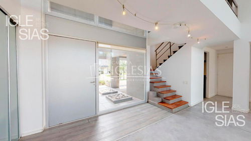 Casa En Venta Al Lago Con 4 Dormitorios En Los Castores Nordelta