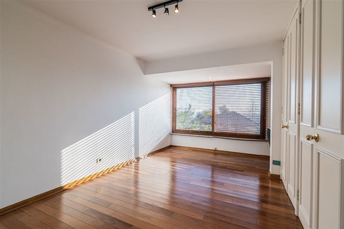 Casa En Venta De 4 Dorm. En Las Condes