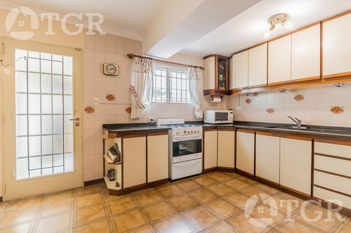 Cálida Casa En Lomas De Zamora Con Diseño Funcional Y Entorno Privilegiado