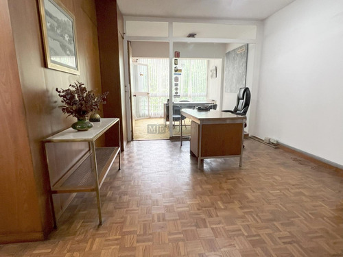Oficina En Plaza Matriz En Edificio En Pleno Casco Histórico.