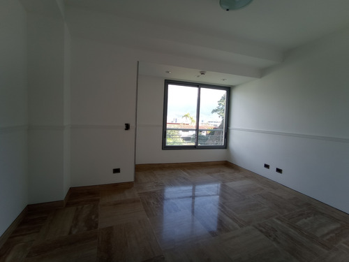 Imagen 22 de 30 de Vendo Apto 268m2 4h/6b/4p Colinas De Tamanaco 8942