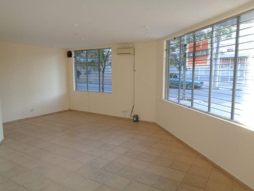 Barrio Alberdi - Excelente Local Comercial De Categoría, Externo En Esquina, Amplio Y Luminoso Con Vidrieras, 2 Baños Y Cocina Separada