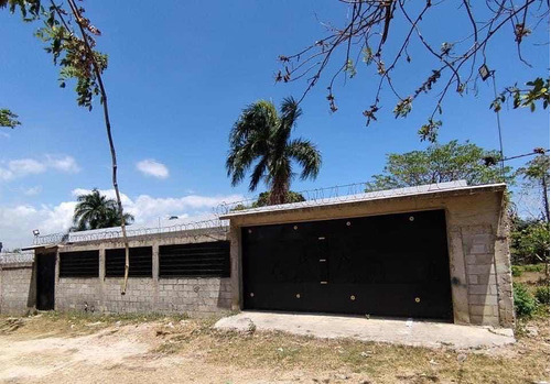 Espaciosa Casa Con Extenso Patio En San Cristóbal