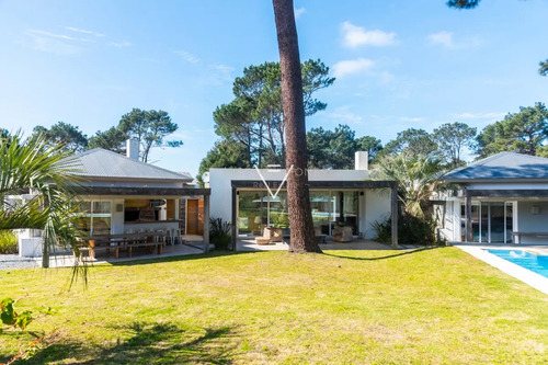 Venta De Casa 5 Dormitorios En Pinar Del Faro José Ignacio Con Gran Jardin Parquizado (pfi7)