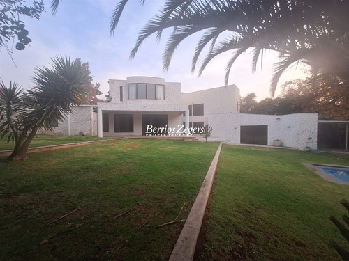 Casa En Arriendo De 5 Dorm. En Las Condes