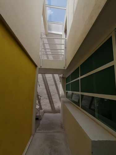 Residencia Moderna De Alto Diseño En Esquina