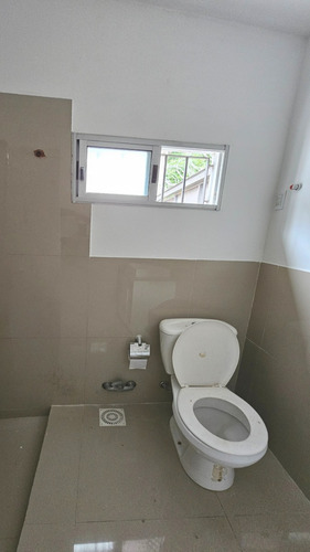 Casa En Tres Cruces, Con Renta De $ 32.000/mes Con Garantía Anda. A 1 Cuadra De Bulevar Artigas Y 2 Del Shopping Y Terminal