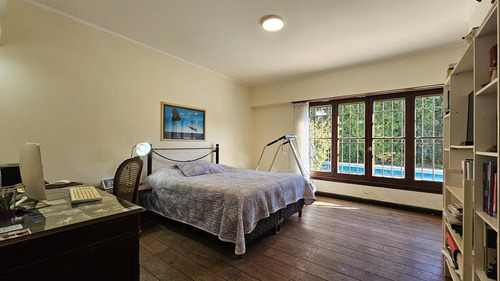 Venta - Chalet Con Cuatro Dormitorios Sobre Lote De 1380 Mts - Los Troncos