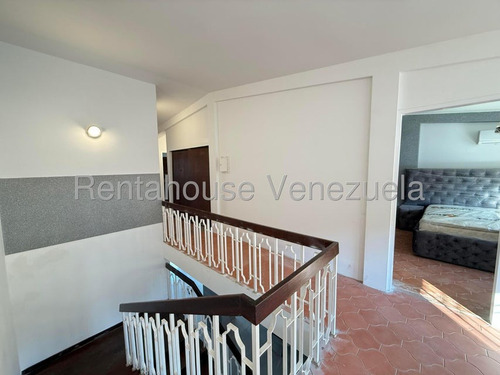 Hermosa Casa Quinta De 2 Niveles En Venta Ubicada En Alto Prados Del Este 25-17674
