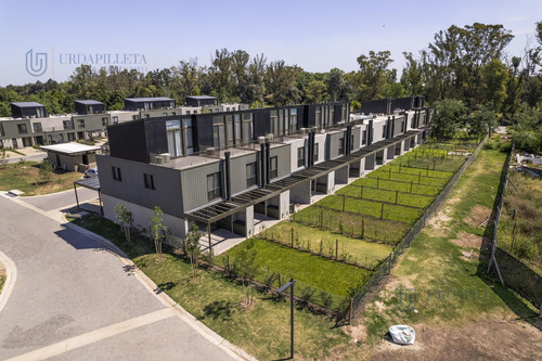 Townhouse En Venta De 3 Ambientes Con Galeria Y Jardin Privado En Oliden Joven