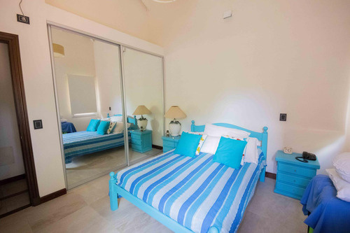 Casa De 5 Ambientes Con Dependencia De Servicio En Venta, En Martínez.