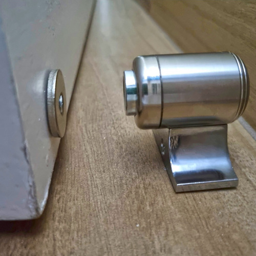 Trava Porta Magnético Fixador Segura Porta Metal Super Imã