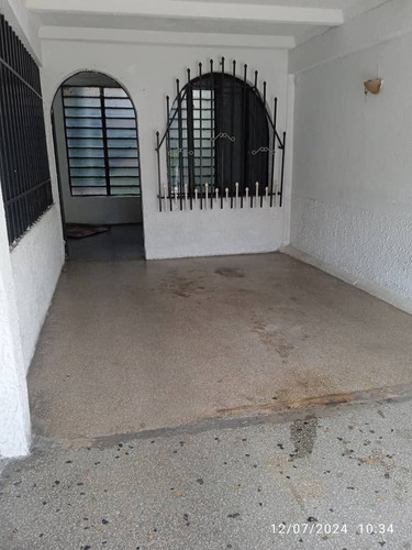 Rivero Bienes Raíces Promociona Y Vende Casa De Dos Niveles En La Urb. Girardot