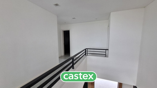 Casa En Venta A Laguna Central De Puertos, Barrio Costas