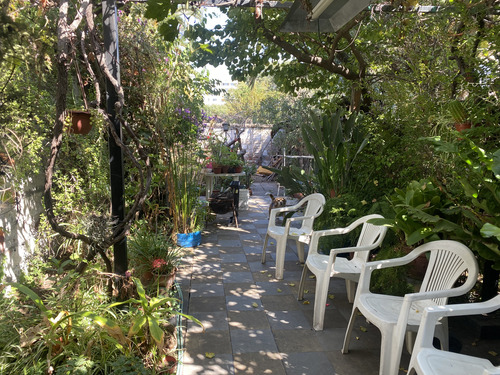 Casa De Dos Pisos Con Buena Ubicación En Independecia