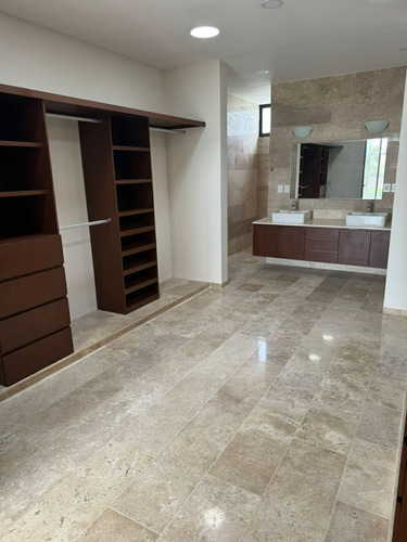Casa De 4 Recámaras Dentro De Privada Cerca De La Isla, En Cholul