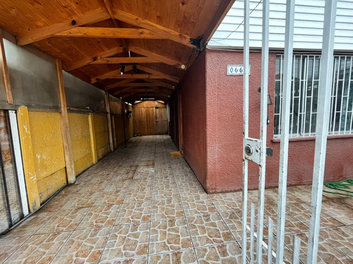 Casa Amplia Y Acogedora Dos Pisos, En Pasaje Cerrado.