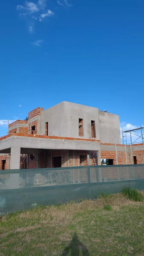 Casa En Venta - 5 Dormitorios 4 Baños - 1.360mts2 - La Plata