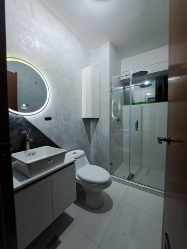 Solo Clientes Apartamento En Venta Remodelado En Las Chimeneas, Res. Holiday Palace Mag 214127