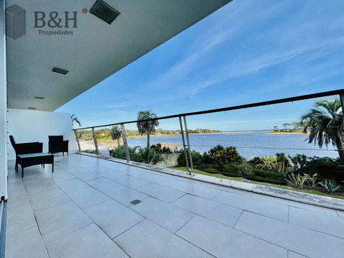 Moderno Apartamento De 3 Dormitorios Frente Al Mar En La Barra