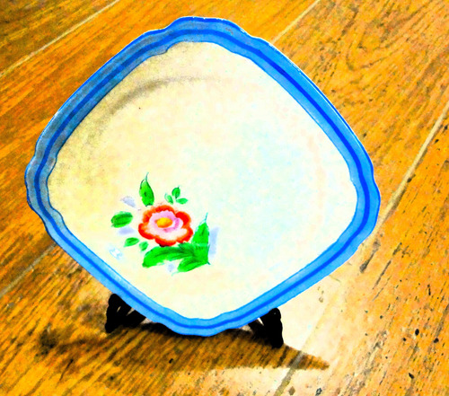 Antiguo Plato Decorativo 14x14cm Con Soporte Para Mesa Blanco Flor (Usado)