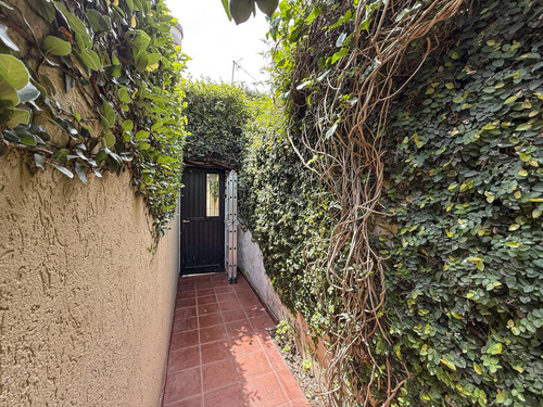 Casa De Pasillo De 2 Dormitorios Con Patio Y Parrillero