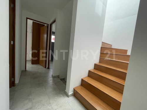 Venta De Casa, 3 Recamaras Con Closet, 3 Baños, Amplio Jardín Con Terraza
