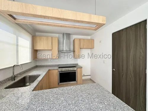 Renta. Casa De 3 Recámaras Con 1 En Planta Baja - Zákia | Rahqro