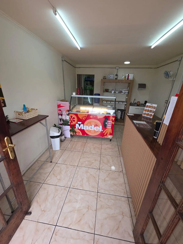 Derecho A Llave De Cafetería Y Cocina Equipada