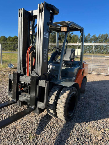 Imagen 6 de 15 de Autoelevador Toyota 3500kg Ruedas Dual Torre Triple C/desp