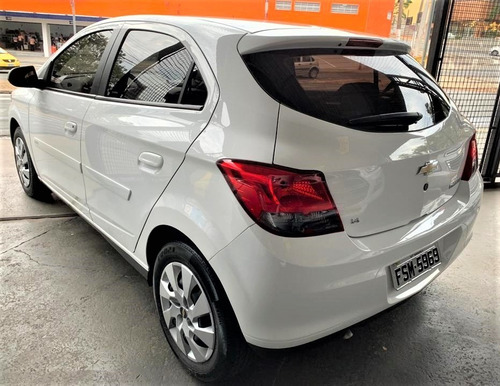 Imagem 3 de 11 de Chevrolet Onix
