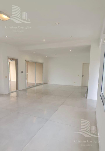 Casa En Venta San Isidro Labrador - 5 Ambientes Con Dependencia De Servicio