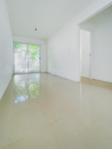 Venta Con Renta Apartamento De 2 Dormitorios Con Terraza En Tres Cruces