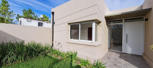 Imagen 4 de 30 de Excelente Casa De 2 Dormitorios En Venta A Estrenar En Tierra De Sueños 1. Roldan Y Funes.