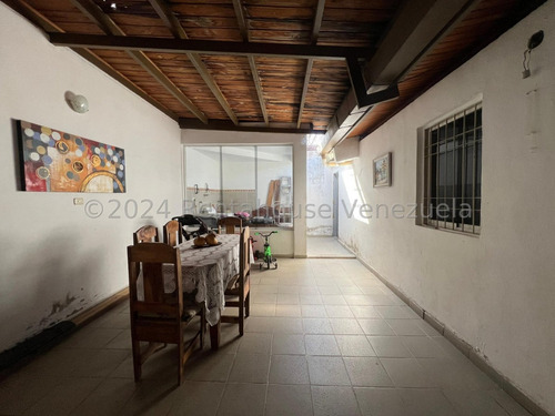 Raiza Suárez Vende Hermosa Casa Ubicada En La Parroquia El Cuji 2 4 1 9 8 7 5 Posee 4 Haitaciones, 2 Baños, 2 Puestos De Estacionamiento, Tanque Subterráneo De 2 Mil Litros, Seguridad Las 24 Hor