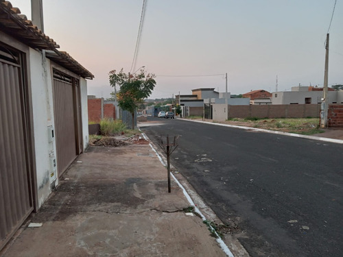 Duas Casas Germinadas Com 4 Cômodos, Garagem, Quintal E Lavanderia