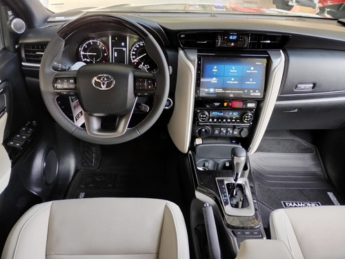 Toyota Hilux SW4 2.8 D-4D TURBO DIESEL DIAMOND 7L 4X4 AUTOMÁTICO