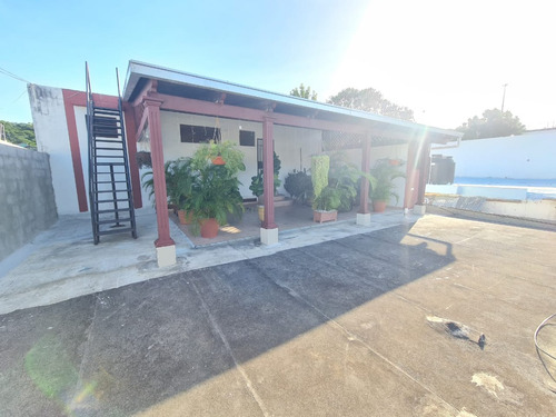 Casa De 2 Niveles En La Av Independencia 300 Mts