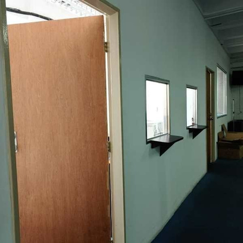 Imagen 13 de 17 de Venta De Amplio Local Comercial, Ubicado En Edificio Industrial En Los Ruíces,
