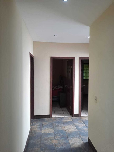 Imagen 3 de 11 de Casa Amplia De 3 Cuartos Y Cochera Para 3 Carros,