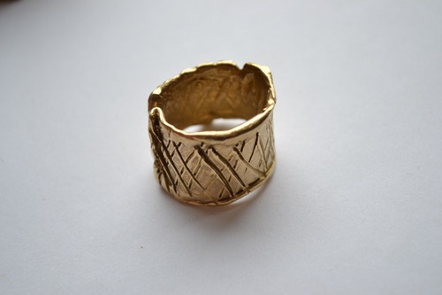 Imagen 4 de 7 de Anillo Abierto Graffiti, Texturas Modeladas A Mano, Bronce