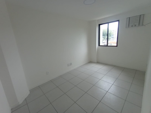Alugo Apartamento De Três Quartos No Bairro N.s.das Graças.