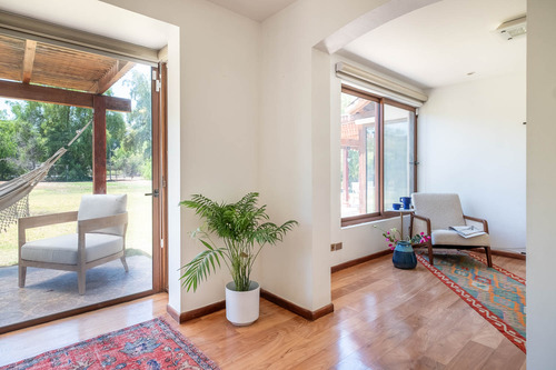 Vive Seguro En Chicureo: Casa Chilena En Condominio Central