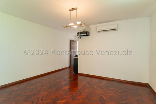 LG Vendo Casa De 3 Niveles De Lujo En Calle Cerrada Urb. Prados Del Este Moderna Recién Remodelada